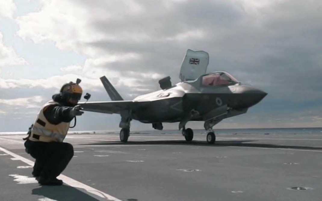 英国F-35B垂直起降隐形飞机伊丽莎白女王航母起降训练